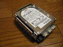 IBM$B$N(B2.5$B%$%s%A(BHDD 20MB$B$r<h$jIU$1$?$H$3$m(B